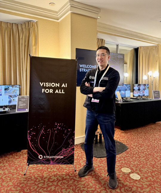 김준환 스트라드비젼 대표가 9일(현지시간) 미 라스베이거스서 열리는 CES 2024의 웨스트게이트 호텔 내 스트라드비젼 부스에서 포즈를 취하고 있다. 장우진 기자